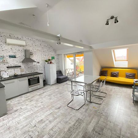 8X8 Tetoter Apartman แซแก็ด ภายนอก รูปภาพ